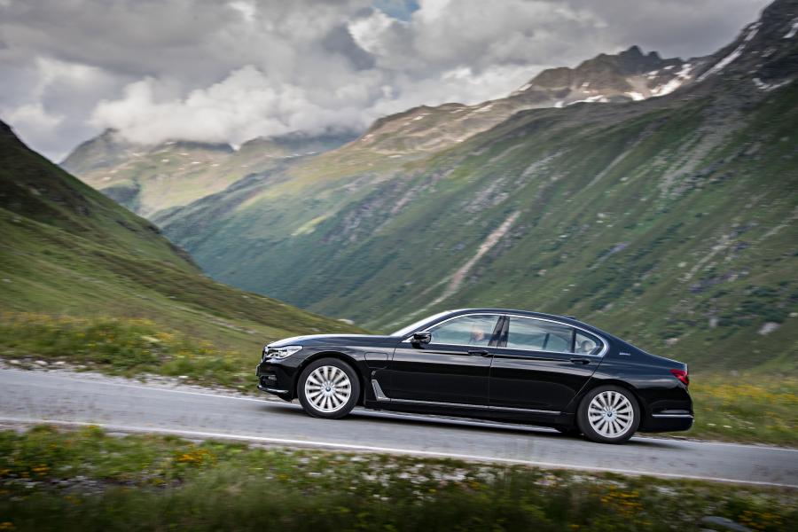  BMW 740Le xDrive (G12) 2015 года  (WW) (фото 24 из 41)